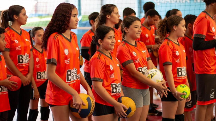 Projeto esportivo com aulas gratuitas para crianças e adolescentes em Santos